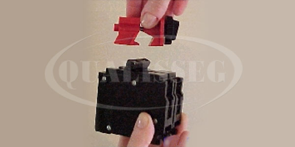Dispositivos de bloqueio para disjuntores com cinta de ligação – Q66321